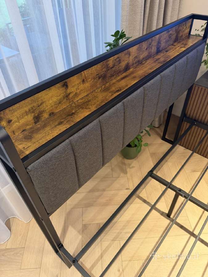 Stilinga loft tipo lova 140x200 – metalinis rėmas,