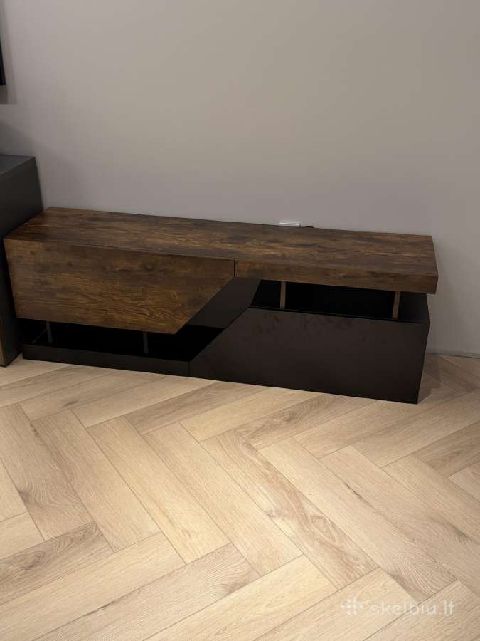 Moderni TV spintelė 140 cm – loft stiliaus