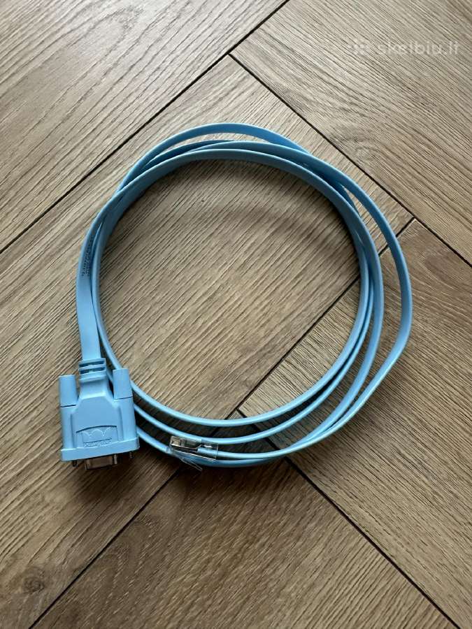 Cisco kabelis tinklo įrangos administravimui.
