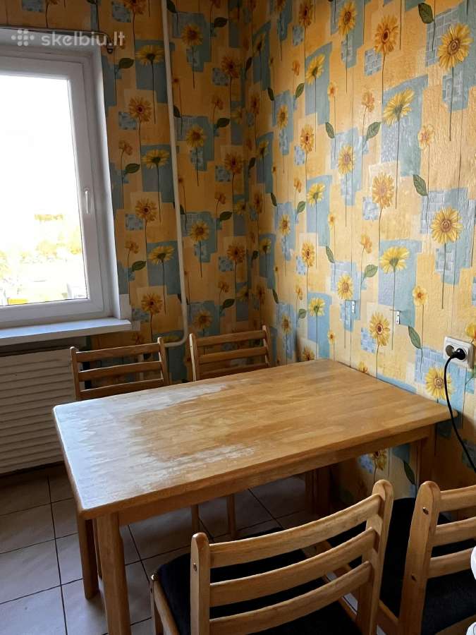 Valgomojo stalas su 4 kėdėm