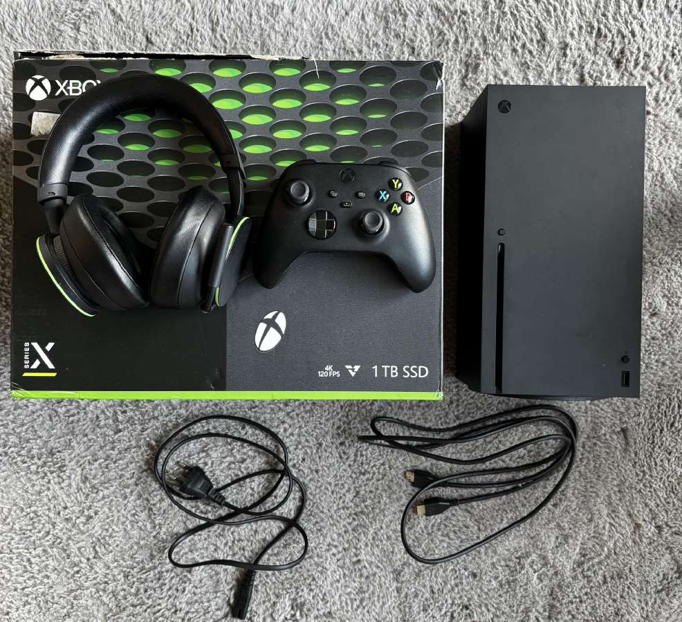 Xbox Series X 1tb su priedais