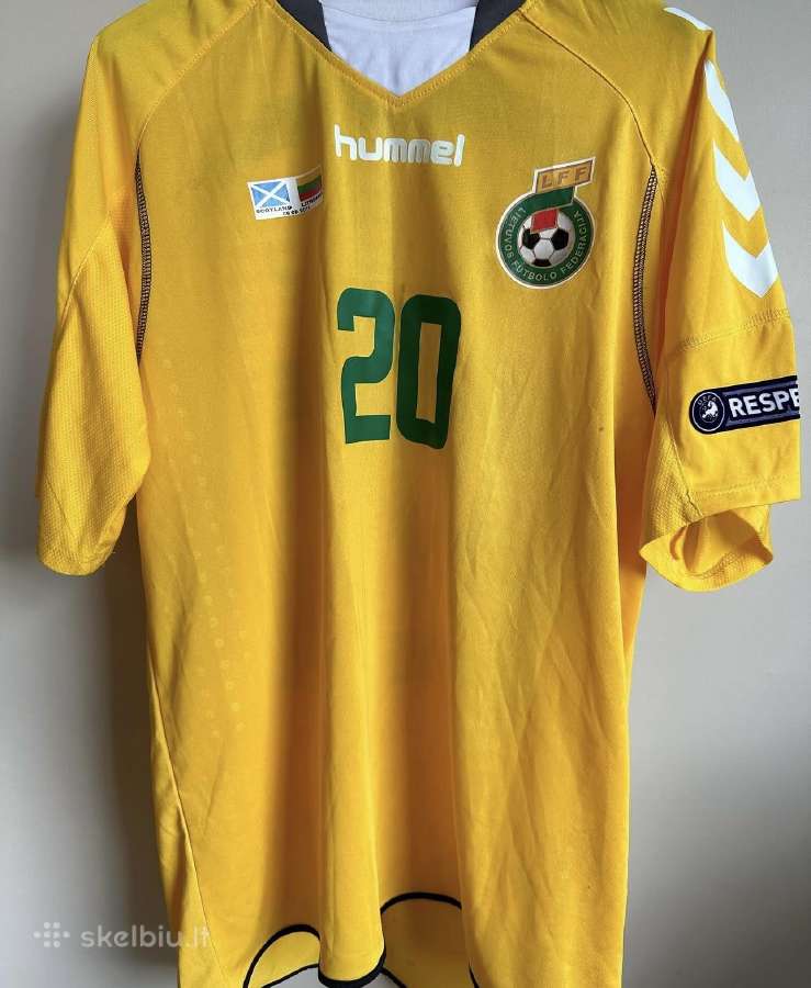 Lietuvos futbolo rinktines zaidybinisi marskinelia