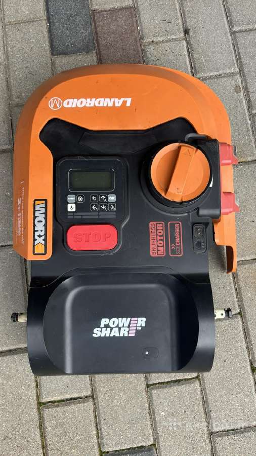 2 vejos robotai Worx Landroid dalimis