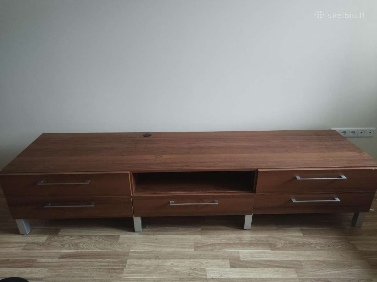 Skubiai parduodu televizoriaus stalą