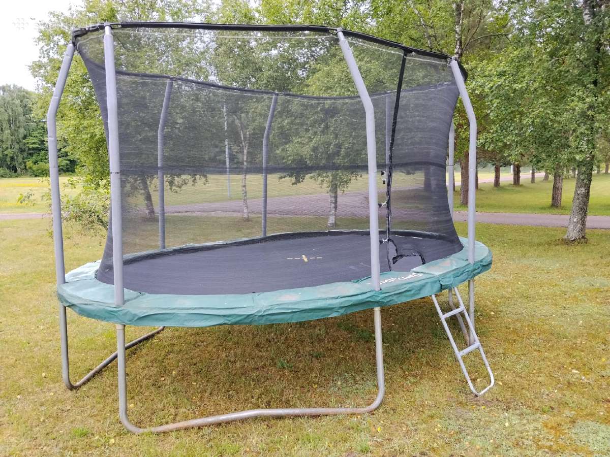 Parduodamas batutas Jumpking Oval 3x4,5m.