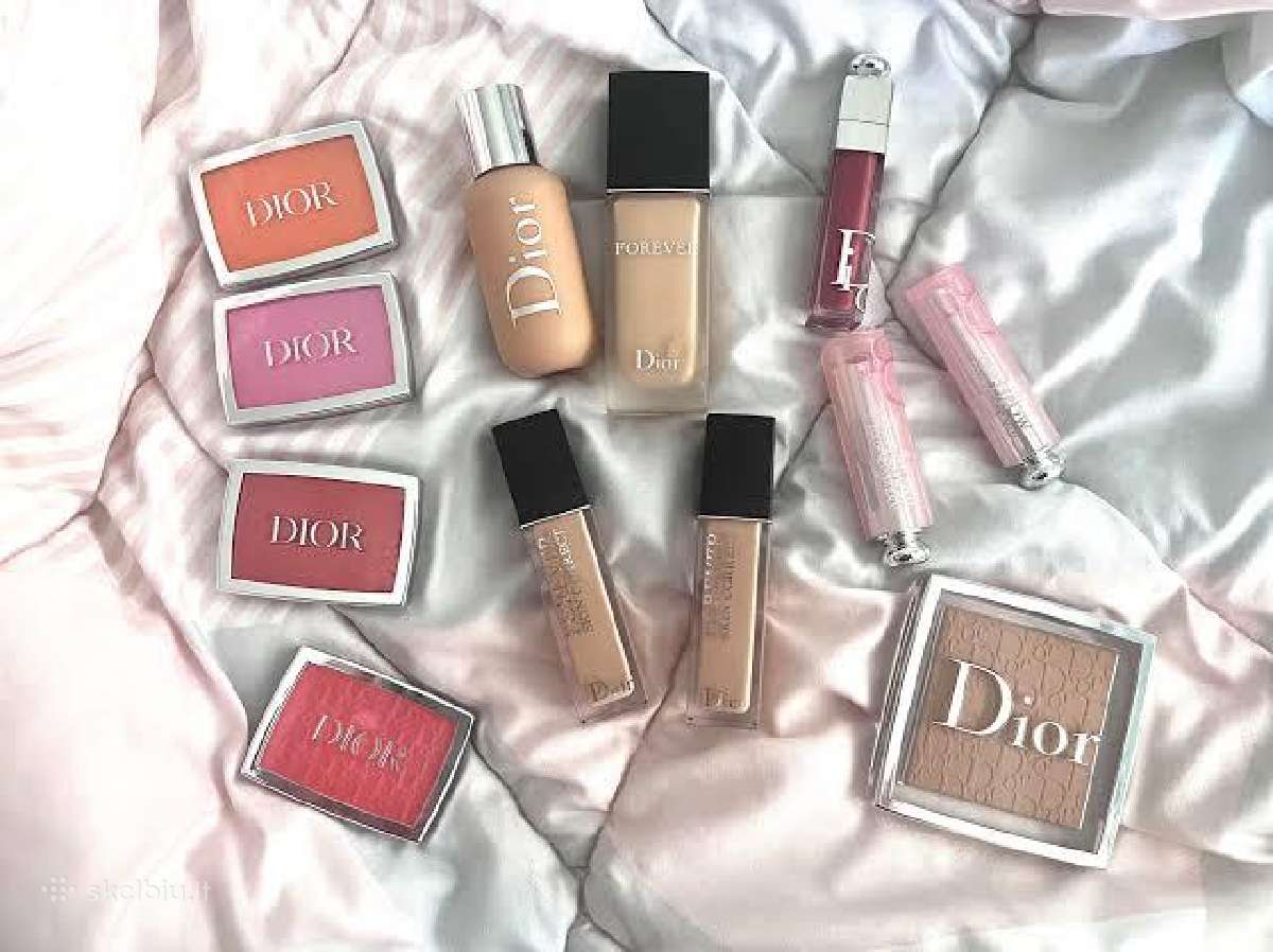 Kosmetika Dior, Charlotte Tilbury, Chanel, Gucci.