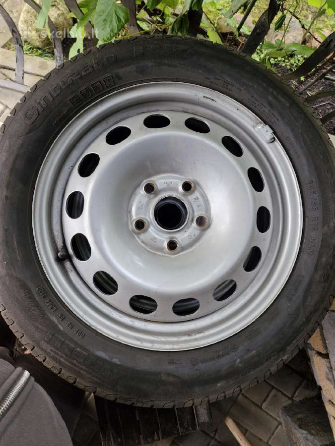 Parduodamas originalių VW ratų komplektas.