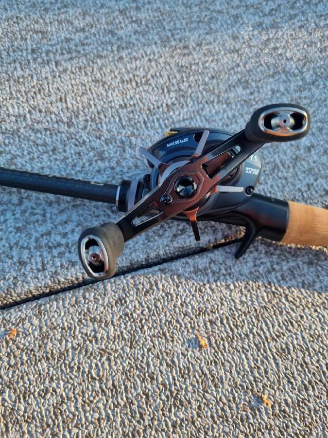 Daiwa steez Jackal revoltage kastingo komplektas