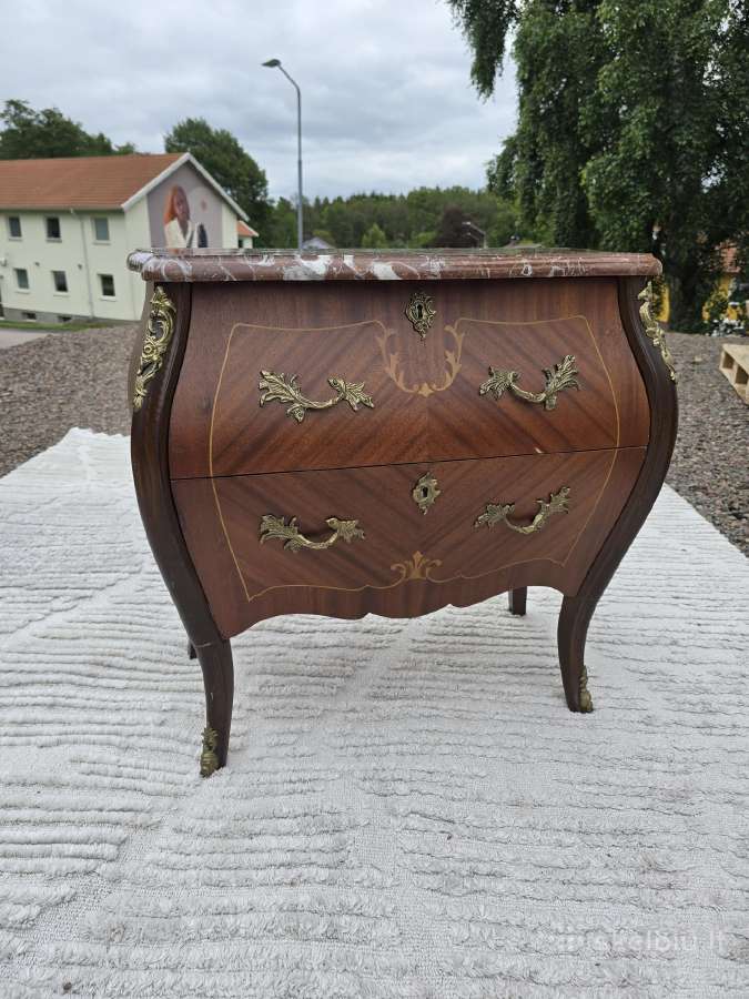 Rokoko stiliaus spintelė