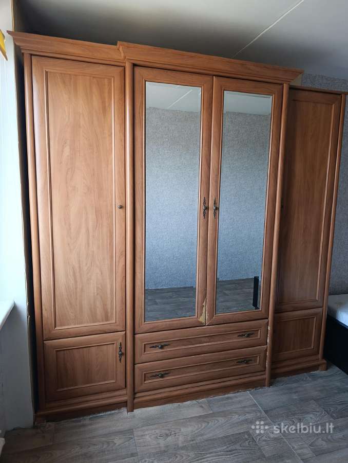 Dovanoju spintą, išsirinkti ir išsivežti patiems,