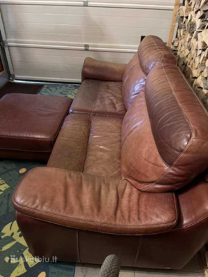 Odinė sofa su pufu
