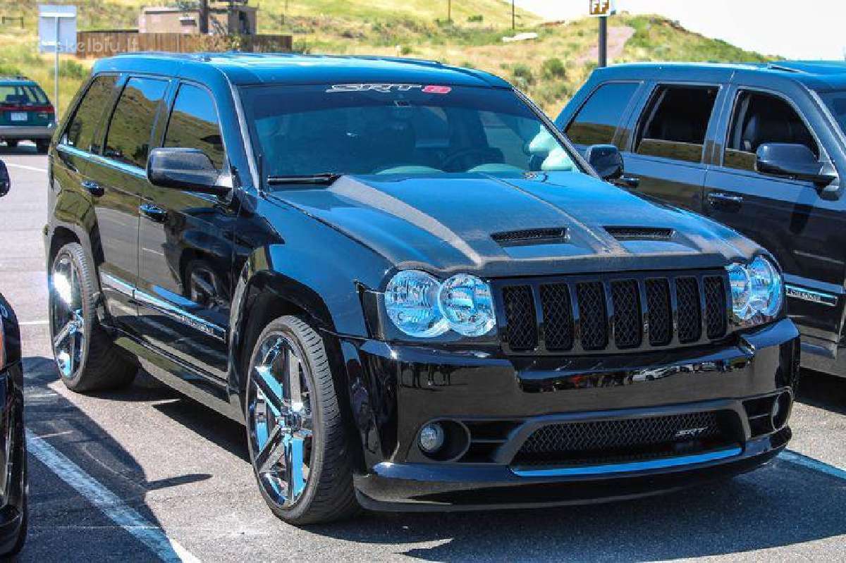 Jeep Grand Cherokee Srt8 piktas kapotas