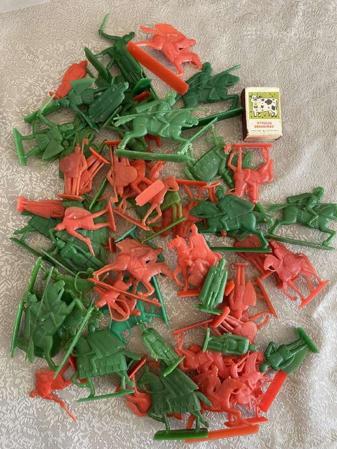 Kareiveliai tarybiniai plastmasiniai 0.80 vnt