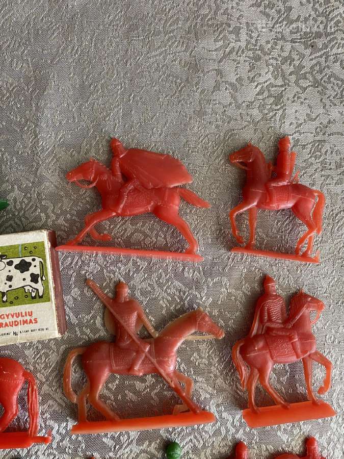 Kareiveliai tarybiniai plastmasiniai - nuotraukos Nr. 5