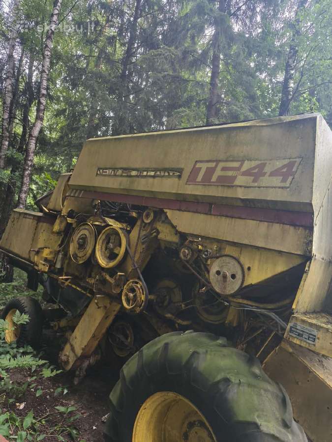 Parduodu kombainą New Holland Tf 44 dalimis