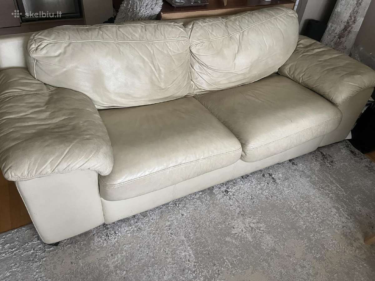 Dovanojama naudota odine sofa-lova su pufu