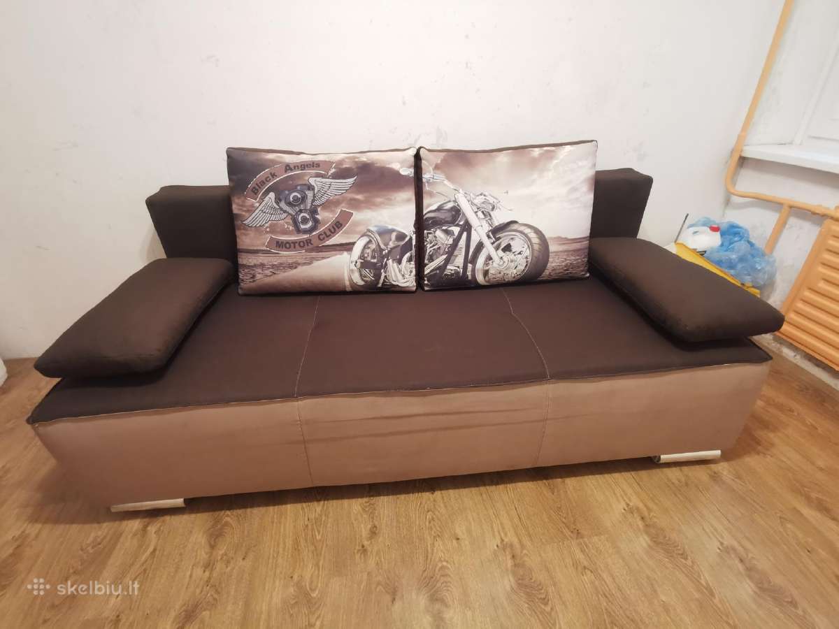 Sofa - lova. Geram stovyje.su dėže patalams.