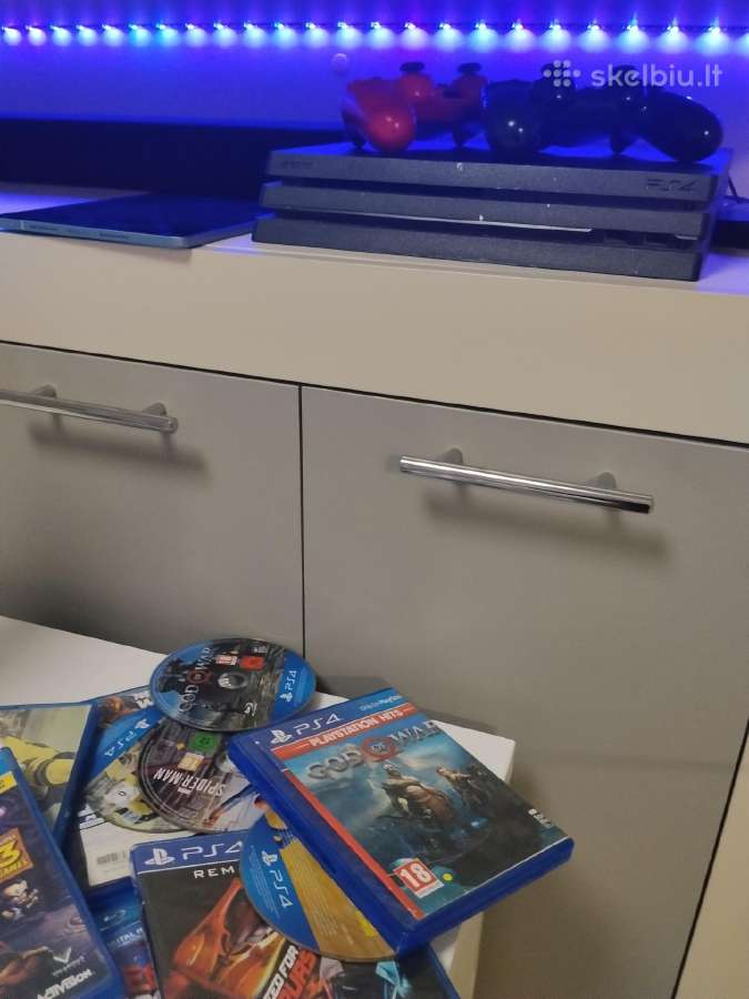 Sūnus parduoda mažai naudota Ps4 pro soni