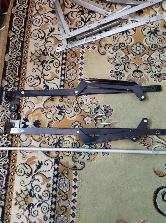 Baldu kampo isvaziavimo mechanizmas