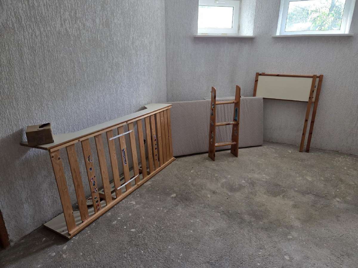 Dovanoju paaukštintą vaikišką lovą
