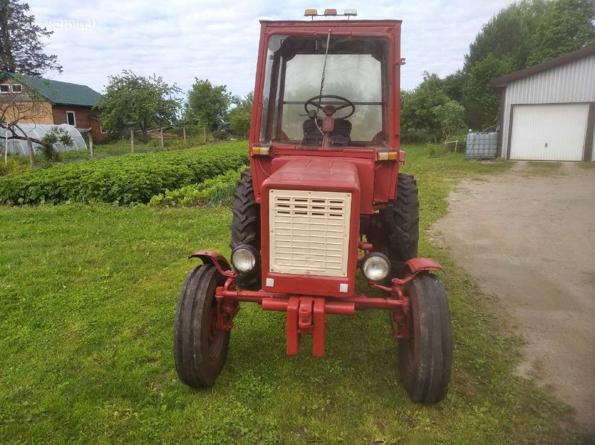 Parduodamas traktorius T25.