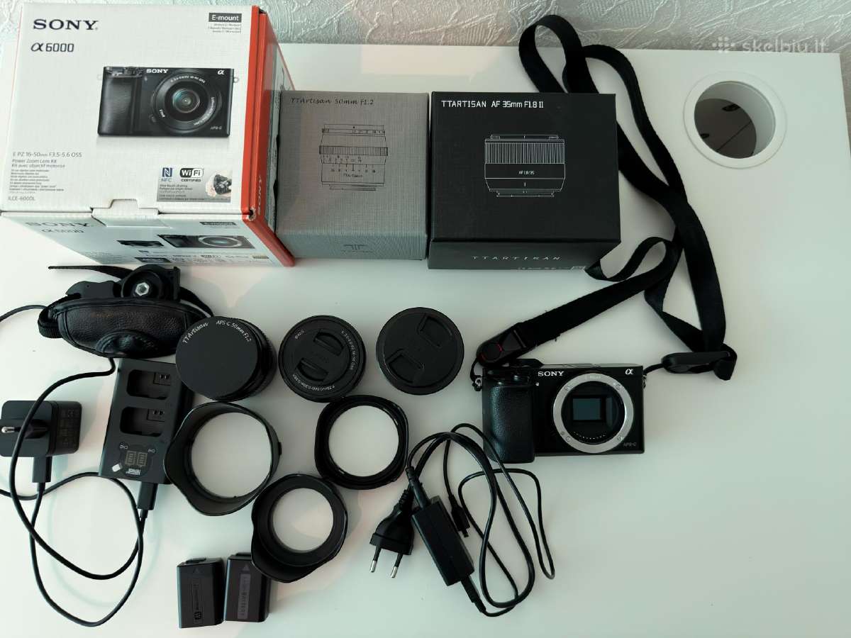 Parduodamas Sony a6000 fotoaparatas su priedais