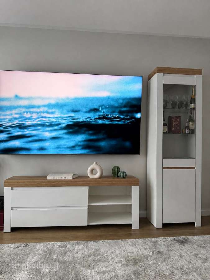 TV staliukas ir vitrina