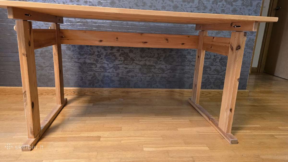 Pušies masyvo rašomasis stalas