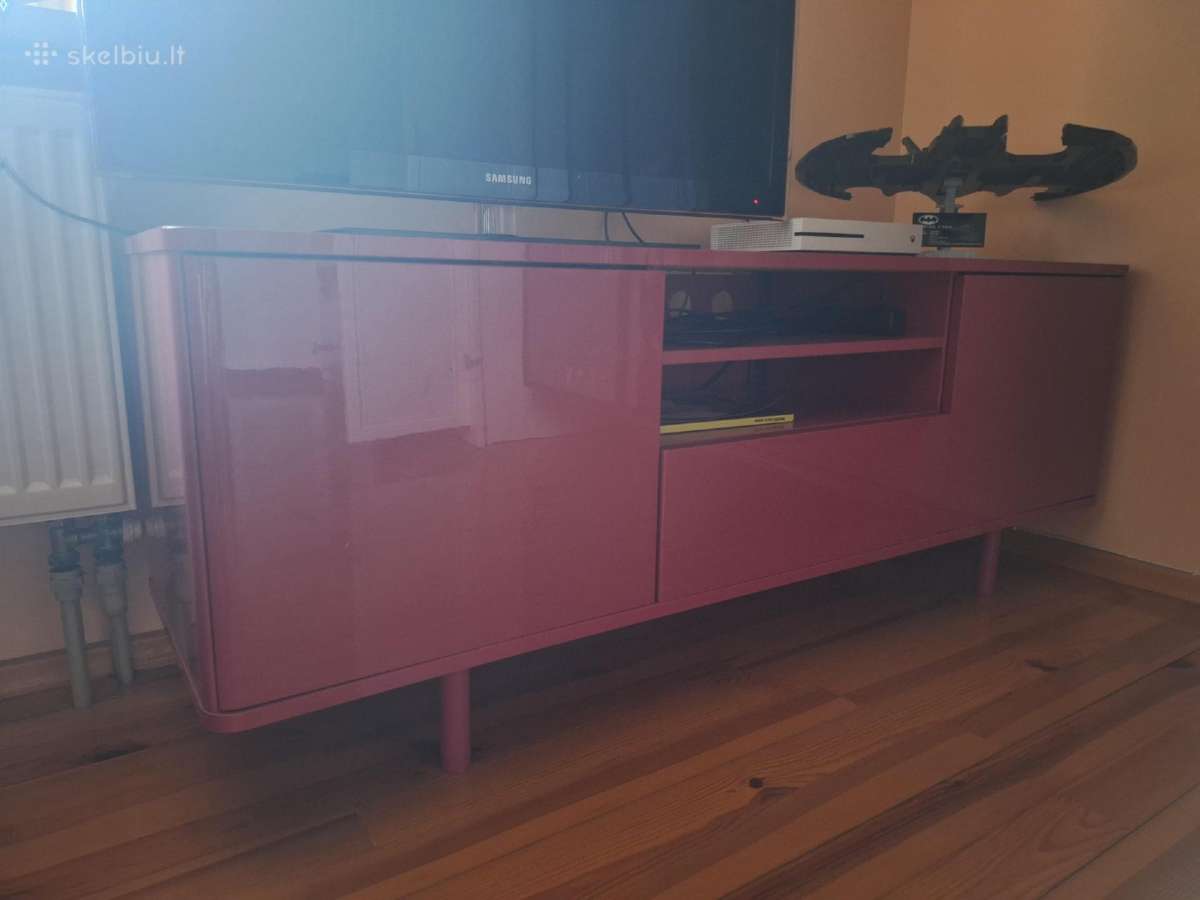 TV staliukas ir kabinama lentyna