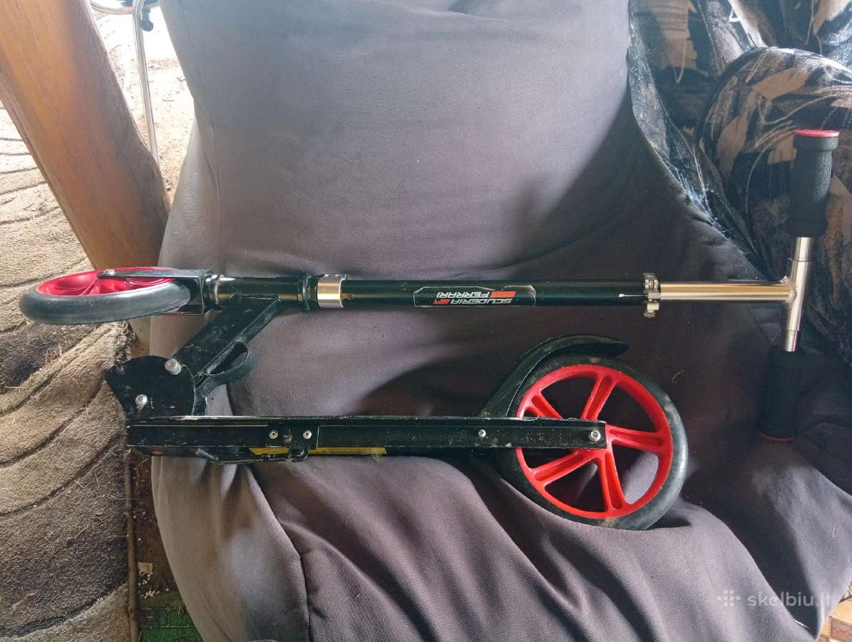 Ferrari sulankstomas paspirtukas