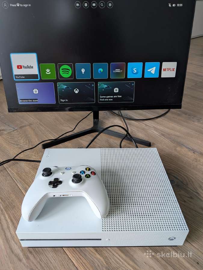 Xbox One S 1tb su pultu