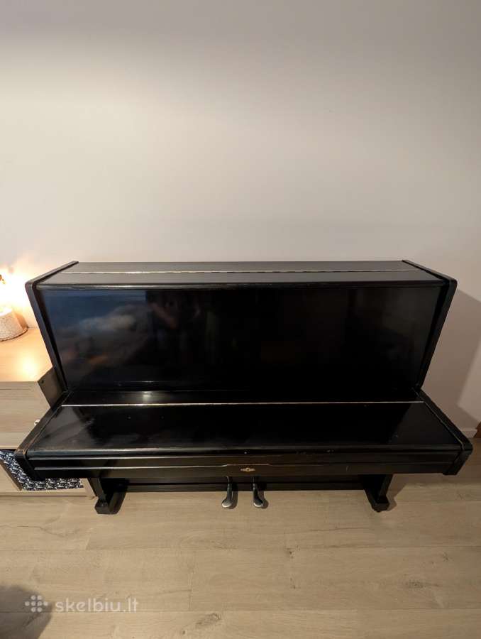 Pianinas Krasnyj oktiabr