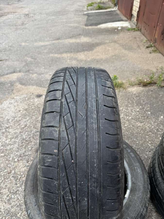Atiduodamos padangos r17 2 vnt 215/55