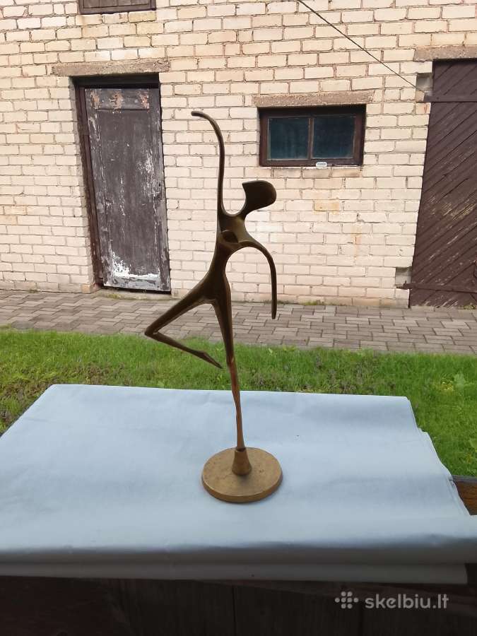 Žalvarine skulptūra