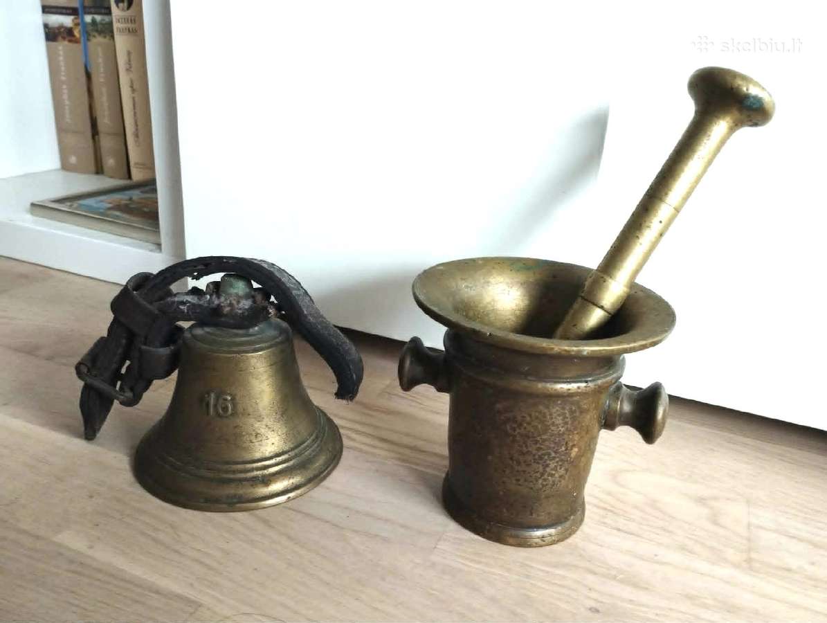 Parduodamas žalvario varpas su diržu.