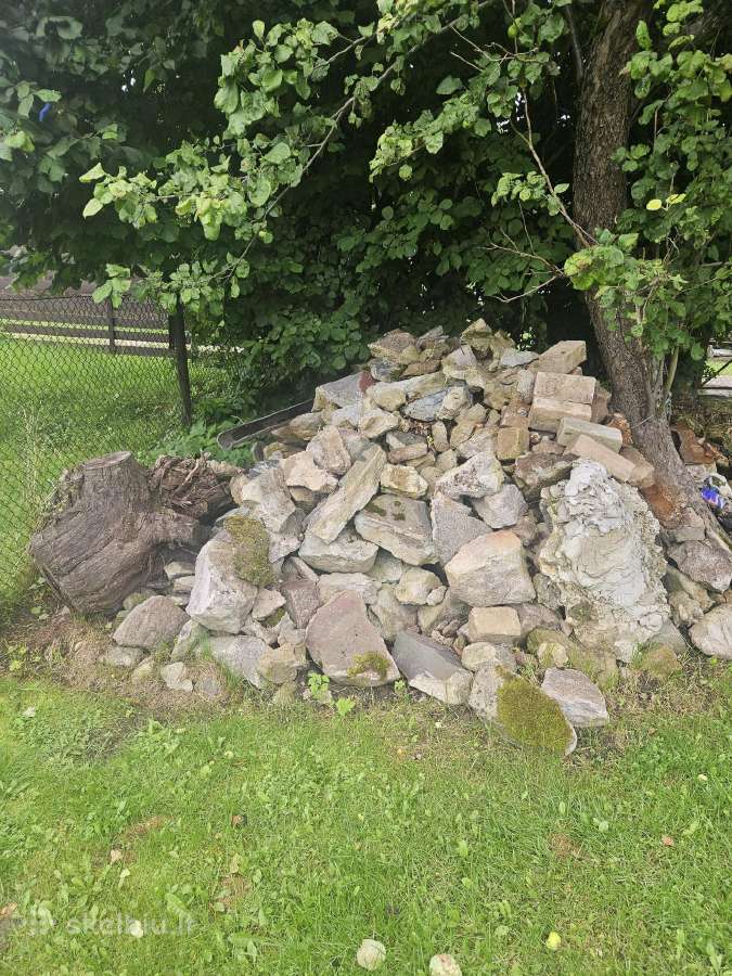 Dovanojame akmenis po baseino griovimo