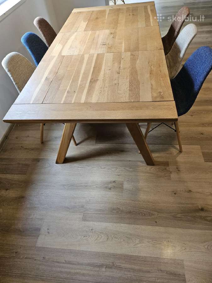 Valgomūjo stalas su kėdėmis