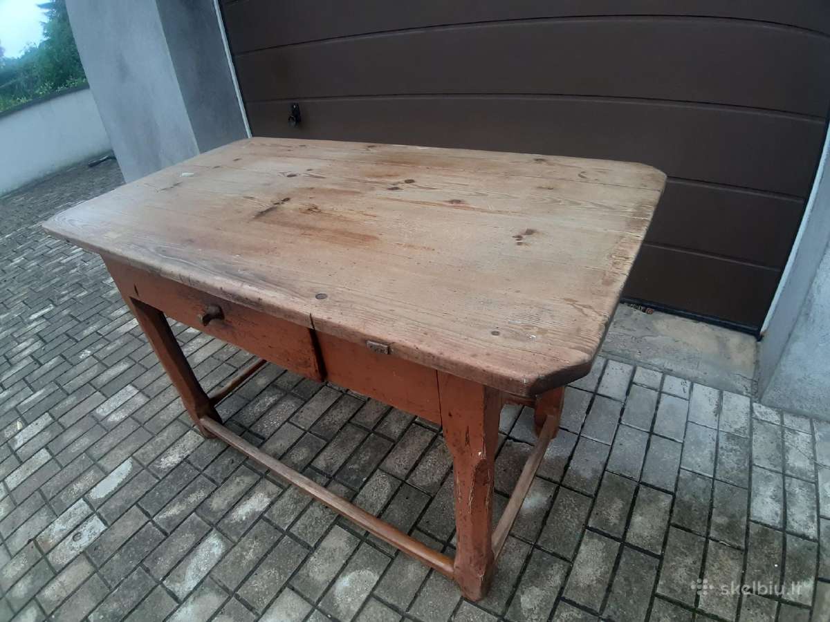 Senoviškas lietuviškas stalas iš senos sodybos.