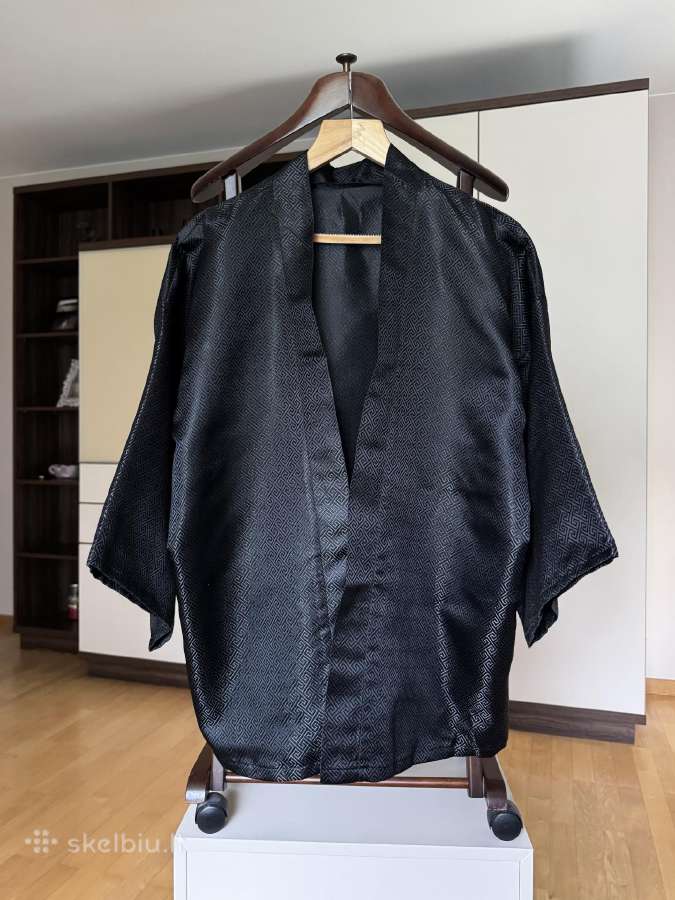 Juodas japoniško stiliaus kimono