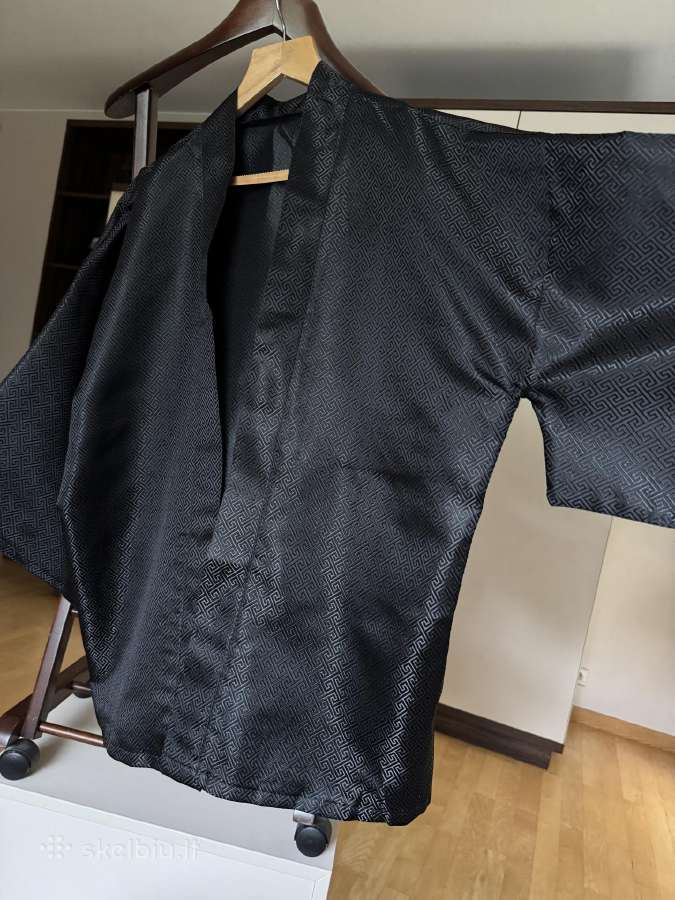 Juodas japoniško stiliaus kimono - nuotraukos Nr. 5