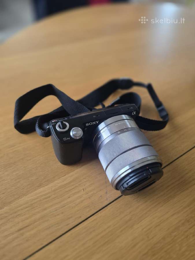 Sony Alpha Nex-5n kartu su objektyvu ir priedais