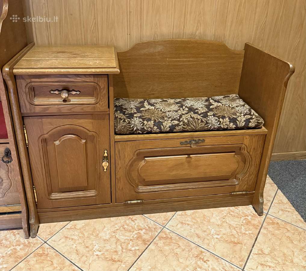 Ąžuolinė prieškambario spintele