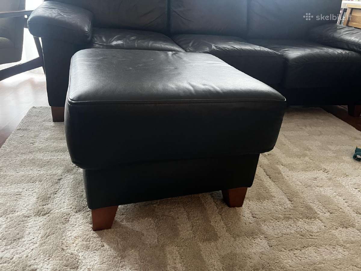 Juoda odinė sofa su pufu - nuotraukos Nr. 4
