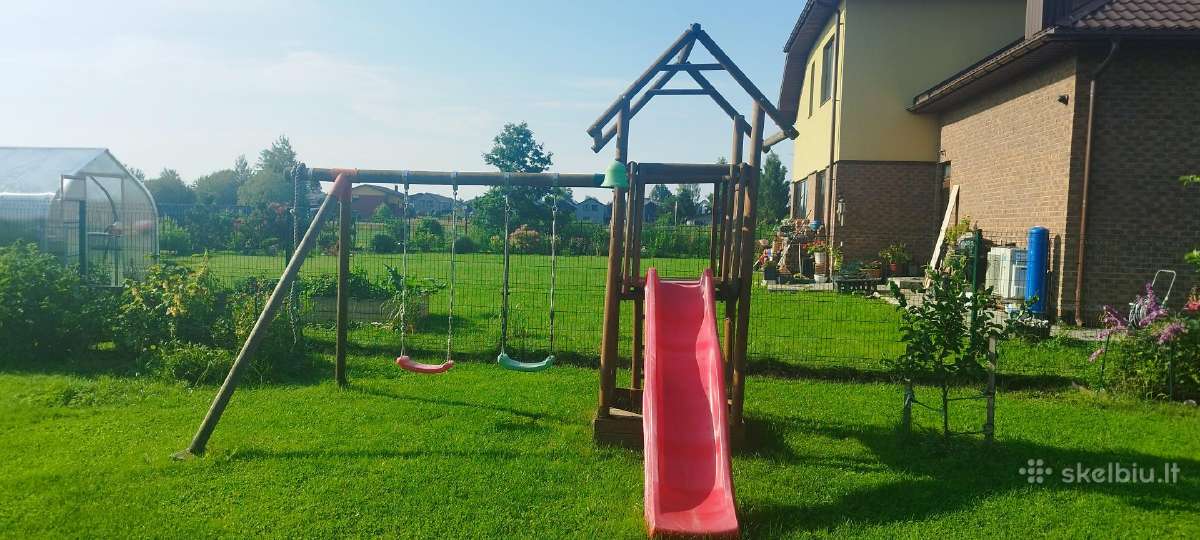Namelis su čiuožykla ir supynėmis