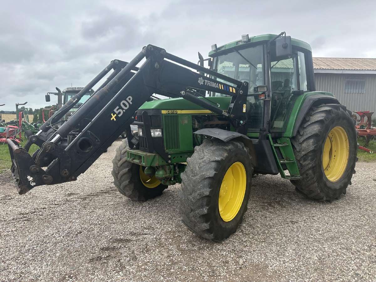 Traktorius john deere 6810 su krautuvu