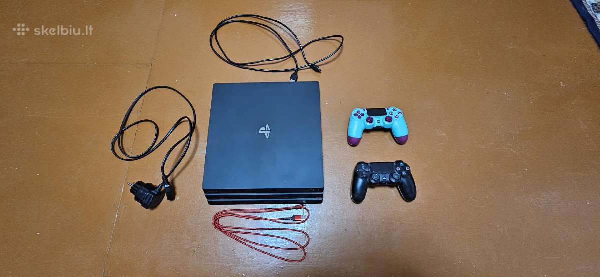 Playstation 4 Pro 1tb + 2 pulteliai (Pilnas komple