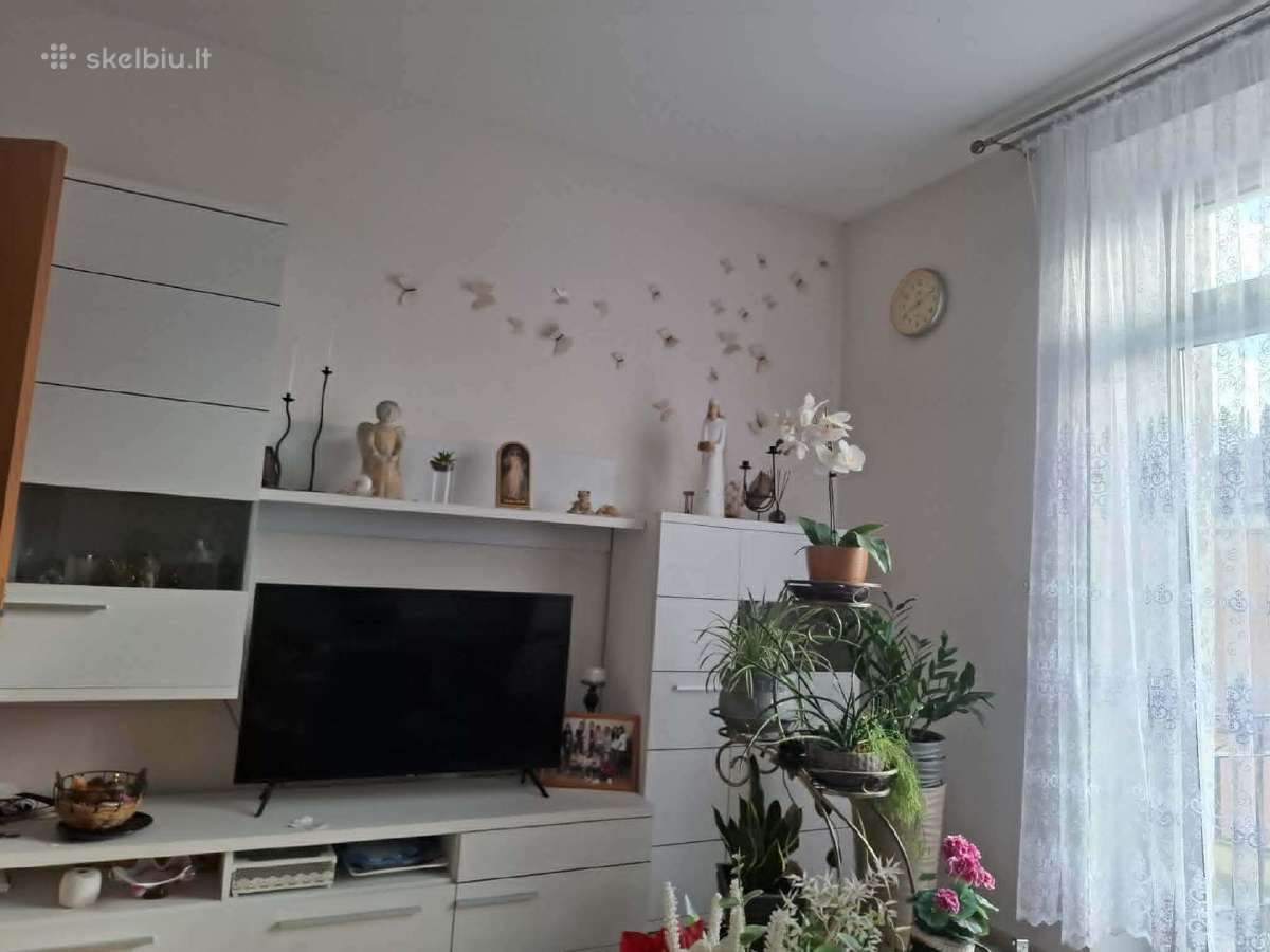 2 kamb. butas su balkonu,rūsiu.savininkas parduoda
