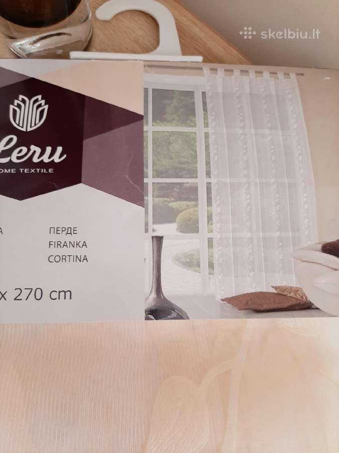 Kreminės permatomos užuolaidos su lapelių raštu