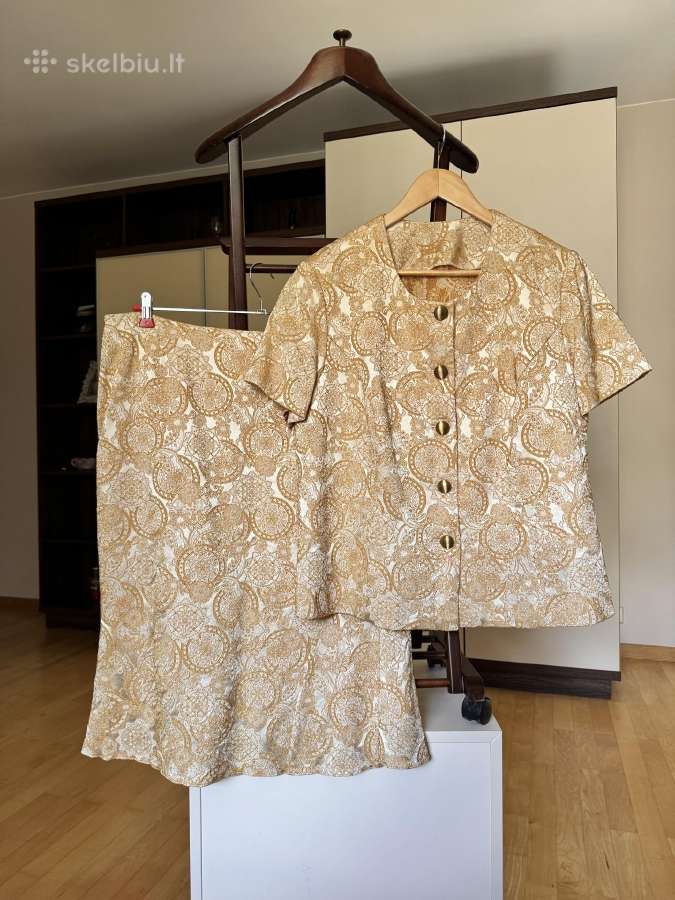 Auksinis kostiumėlis su ornamentais 46 dydis