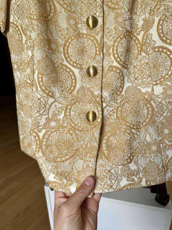 Auksinis kostiumėlis su ornamentais 46 dydis - nuotraukos Nr. 4